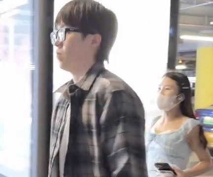 紧紧跟随着 紧紧跟随着